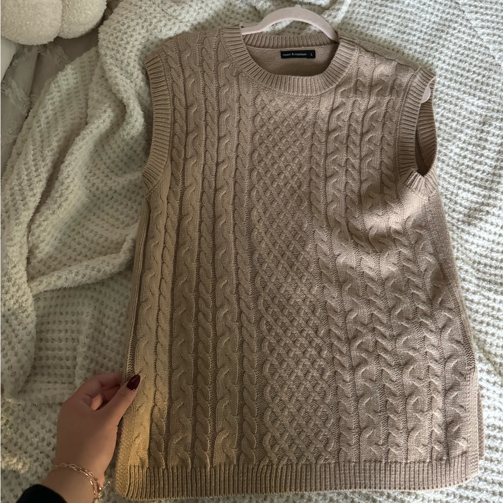 FALL tan knit vest 🤎
